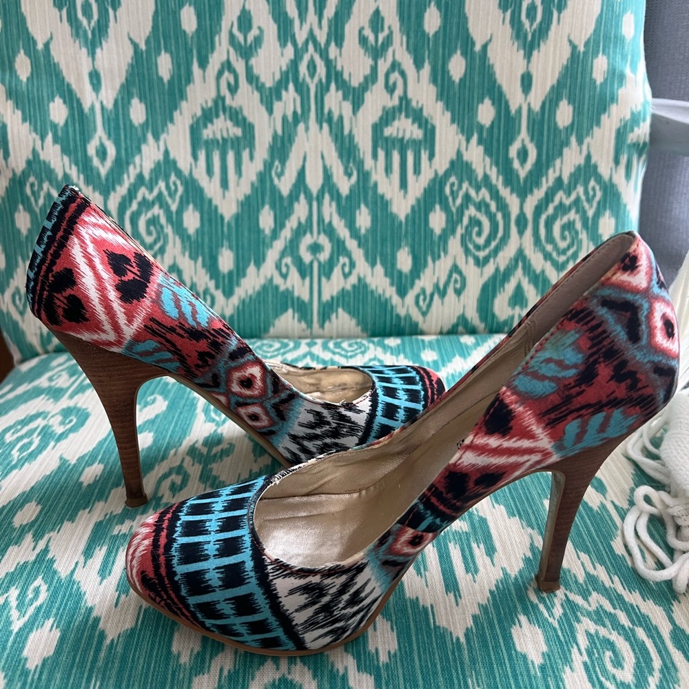 Audrey Brooke tribal Ikat print pumps